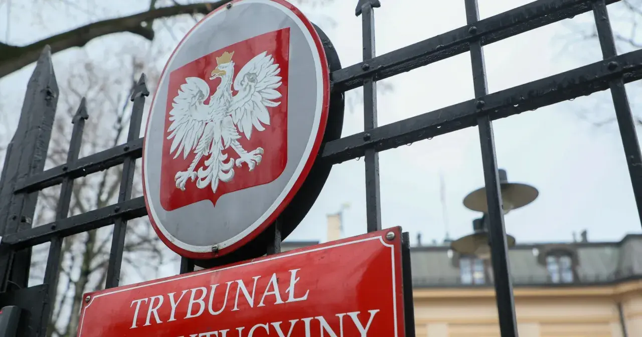 Tablica z godłem Polski i napisem "Trybunał Konstytucyjny" na tle bramy. Analiza prawdy o rzekomym "skoku na Trybunał" w budżecie na 2026 rok.