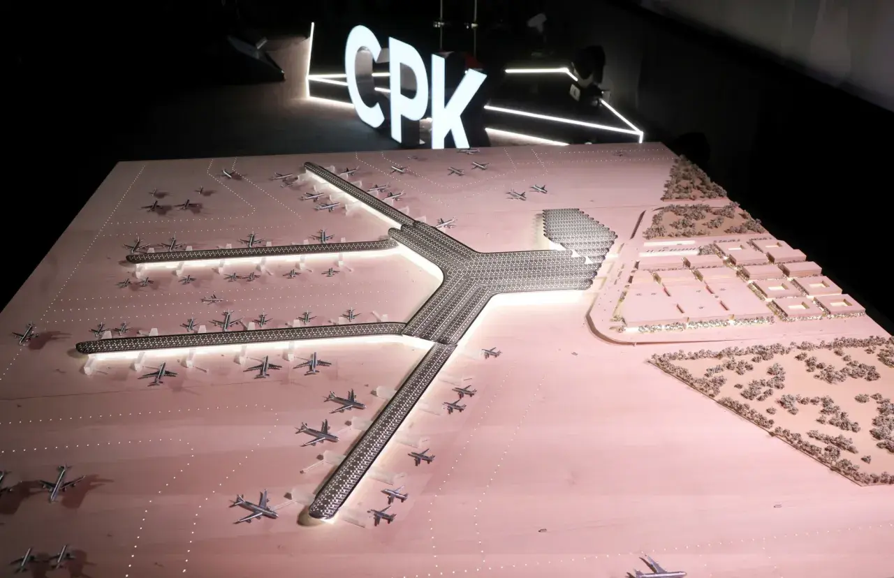 Model lotniska CPK z samolotami i budynkami. Pokazuje skalę inwestycji, która może wpłynąć na prawdziwe koszty wprowadzenia centralnego portu komunikacyjnego w ustawie budżetowej.