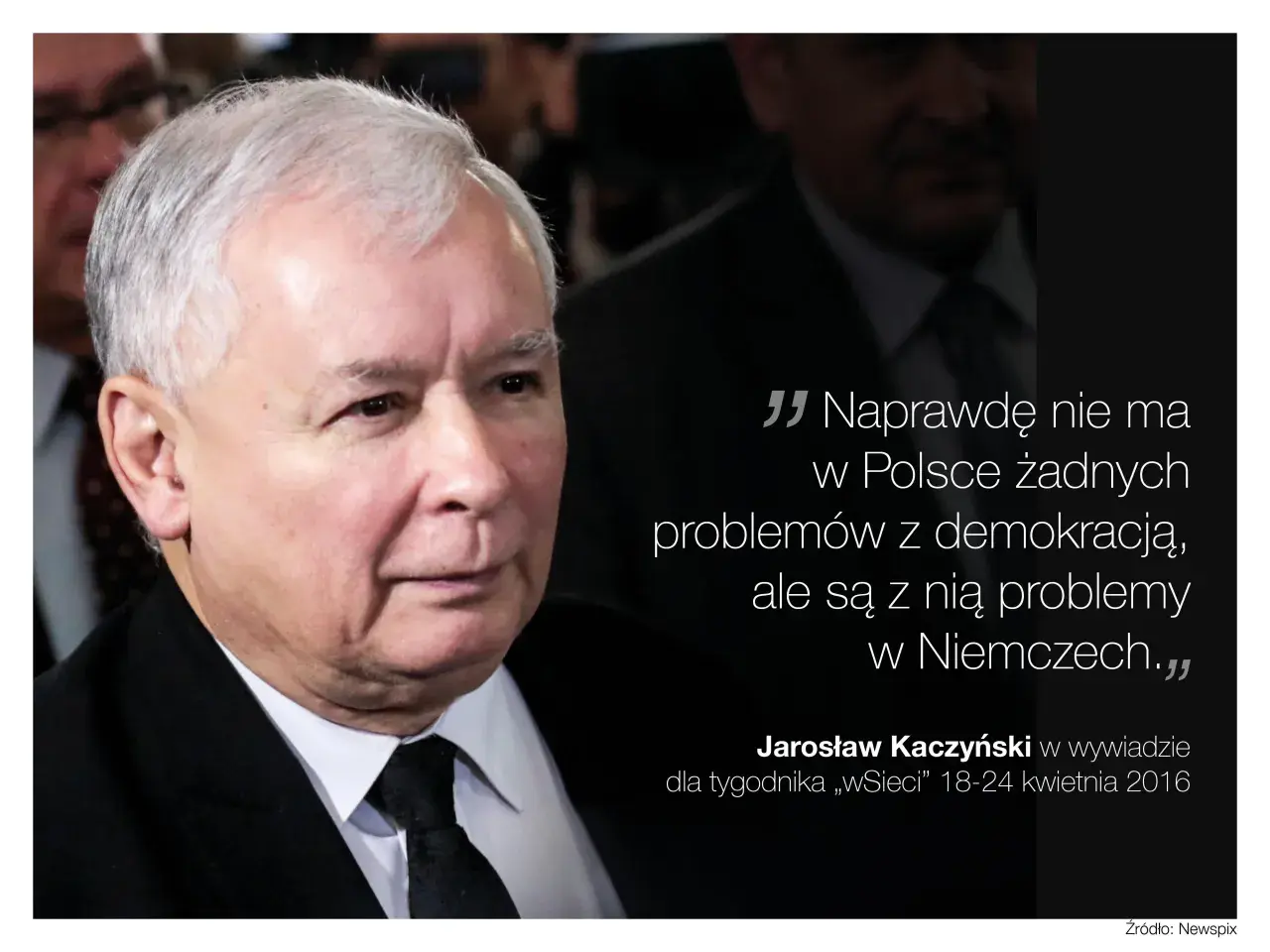 Jarosław Kaczyński w czarnym garniturze i białej koszuli z czarnym krawatem, z cytatem.