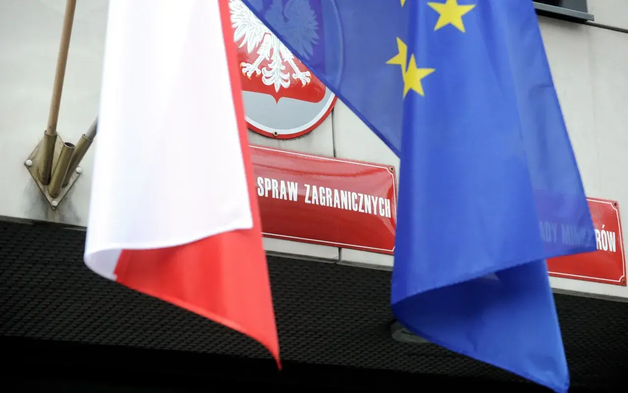 Flagi Polski i UE przed budynkiem Ministerstwa Spraw Zagranicznych. Czy to symbol ograniczenia pracy konsulatu w Izraelu?