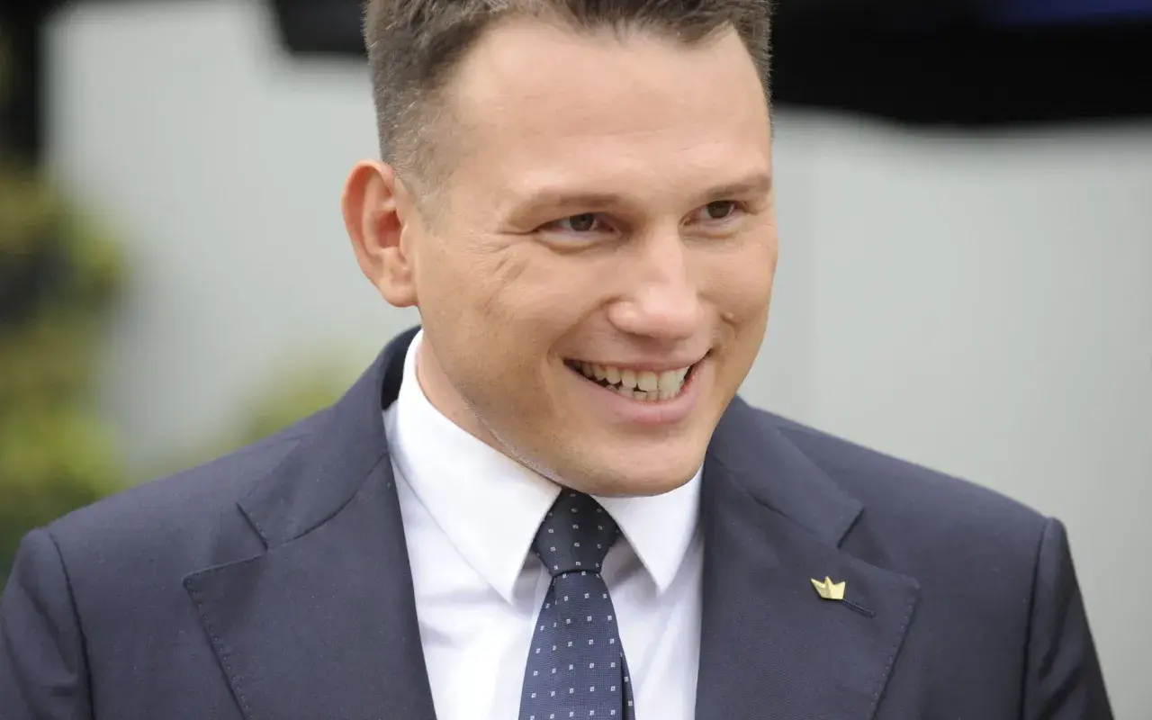 Sławomir Mentzen w garniturze, z uśmiechem na twarzy. Czy Sławomir Mentzen faktycznie traci poparcie wewnątrz partii Nowa Nadzieja?