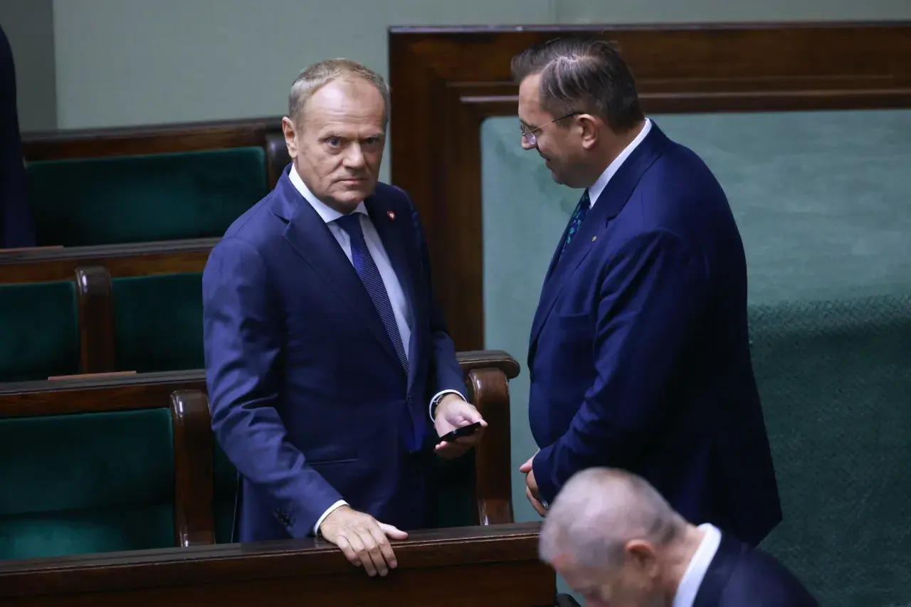 Donald Tusk i Mateusz Morawiecki rozmawiają w Sejmie.