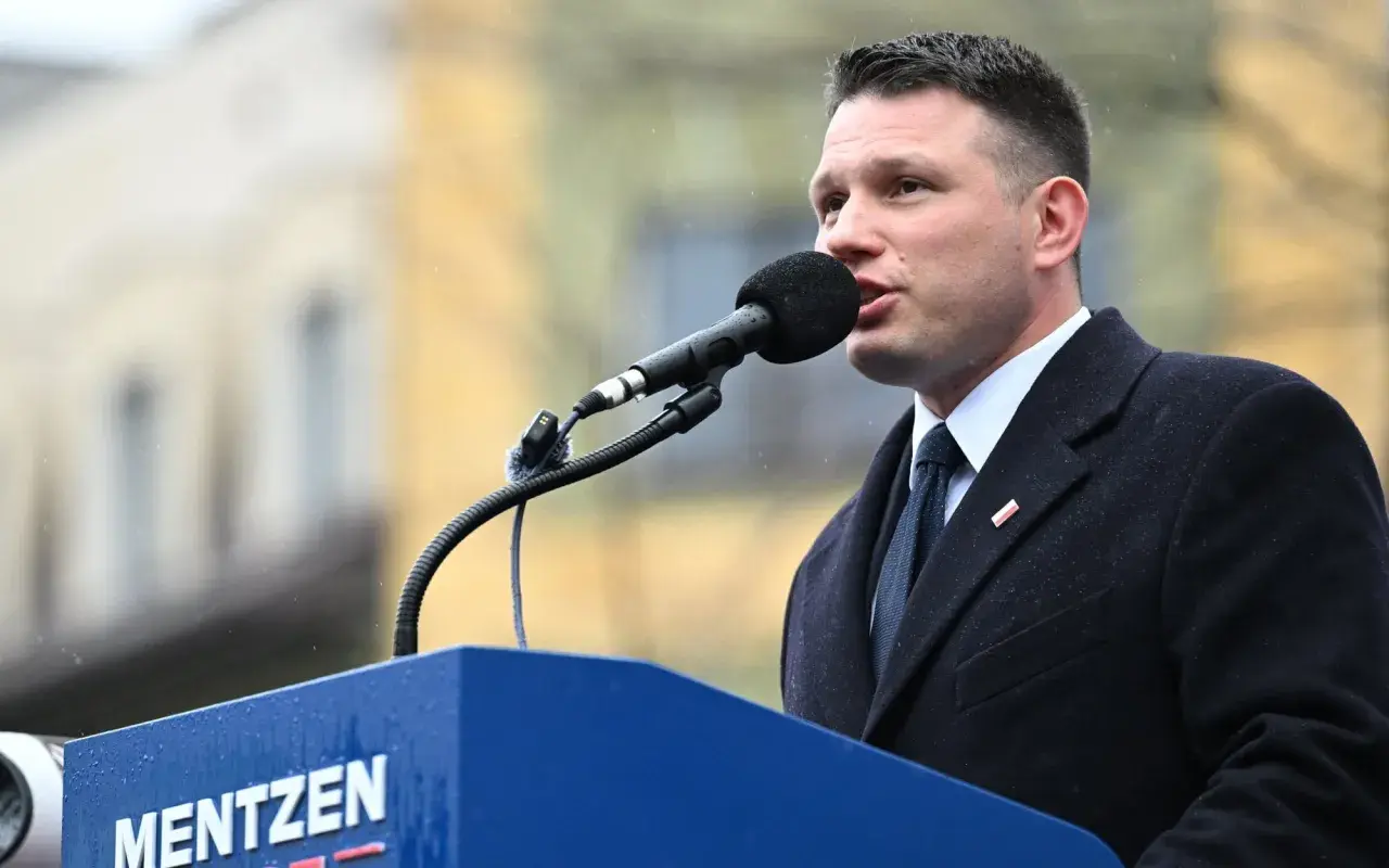 Sławomir Mentzen przemawia, gdy Konfederacja analizuje sekrety audytu wewnętrznego po utracie subwencji.
