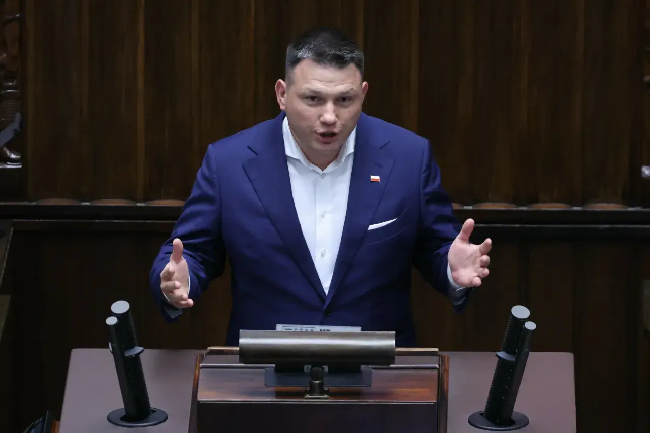 Poseł przemawia, wyjaśniając, dlaczego partia Mentzena chce podwyższenia limitu kasowego PIT do 2 mln złotych.