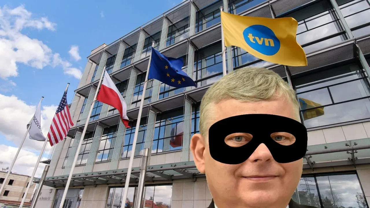 Twarz w masce złodzieja na tle budynku z flagami Polski, USA, UE i TVN. Czy to symbol, dlaczego politycy PiS masowo bojkotują programy w niektórych stacjach tv?