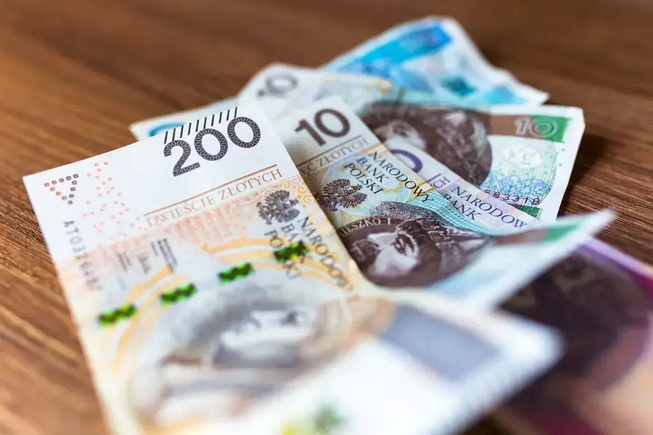 Złotówki na stole. Czy tyle zarabia prezydent Warszawy netto?