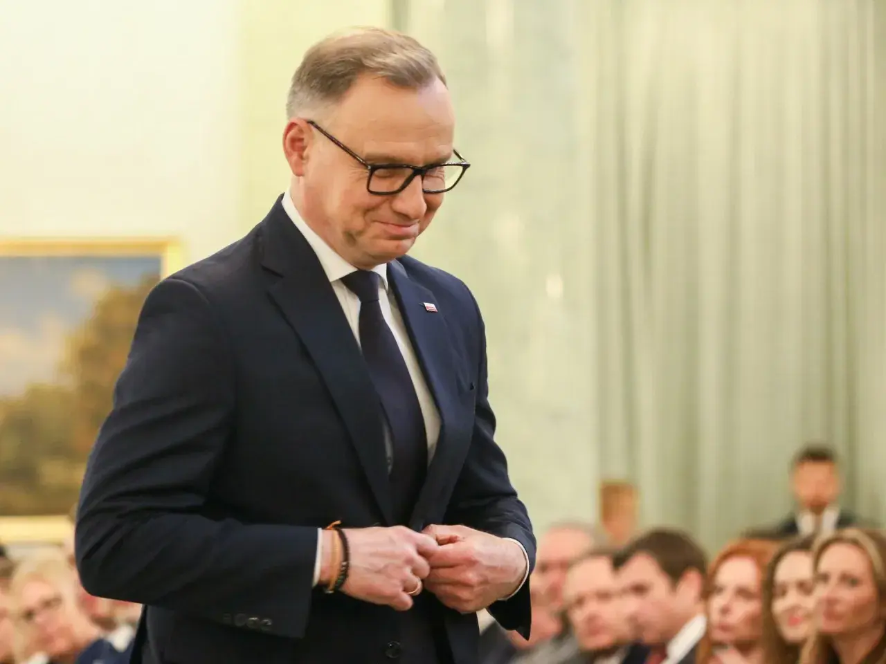 Andrzej Duda w garniturze, zamyślony. Czy poznamy sekrety oświadczenia majątkowego Andrzeja Dudy na koniec dziesięcioletniej służby?