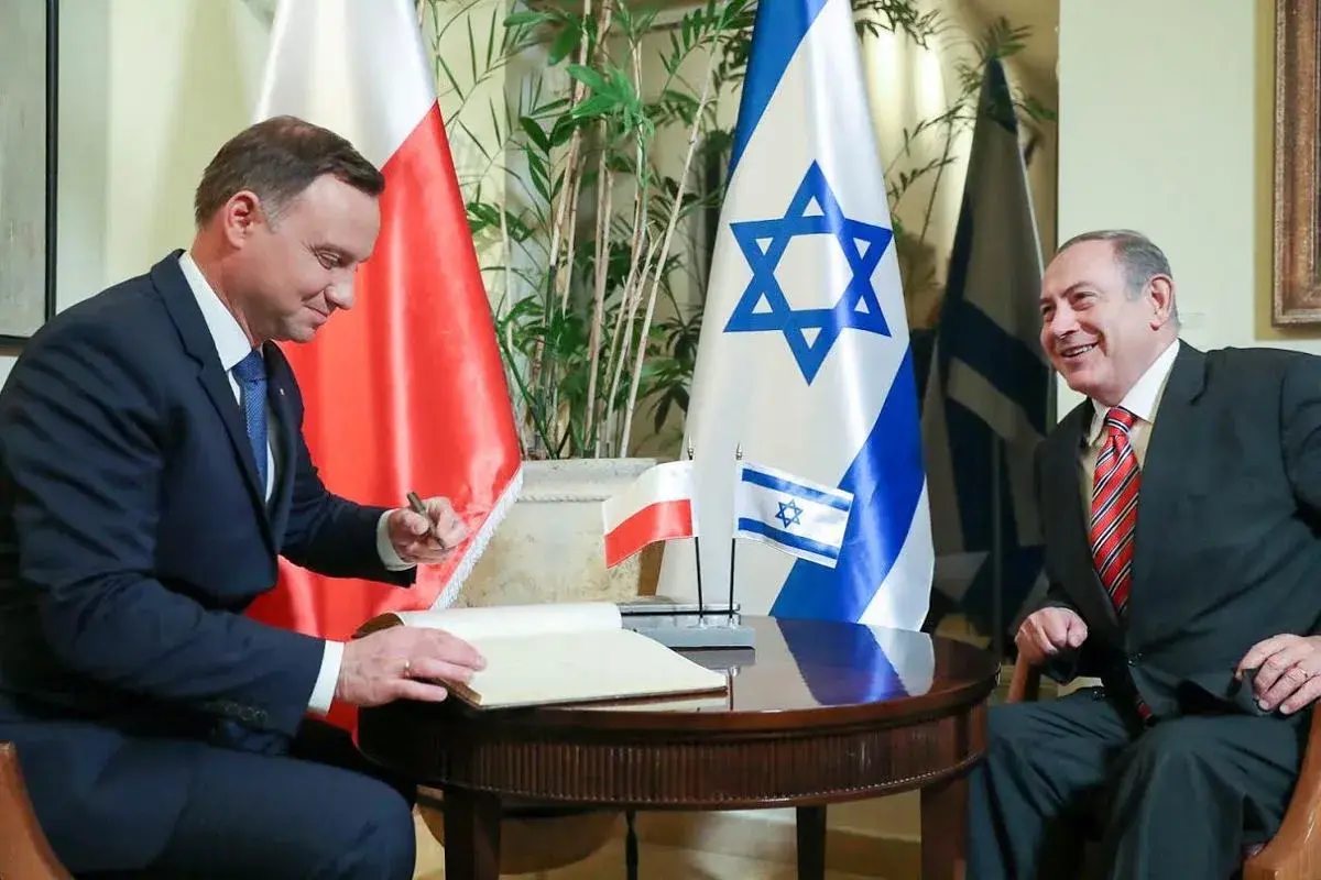 Prezydent Duda podpisuje dokument w obecności premiera Izraela. Wizyta w Izraelu w tak napiętym momencie politycznym podkreśla wagę relacji.