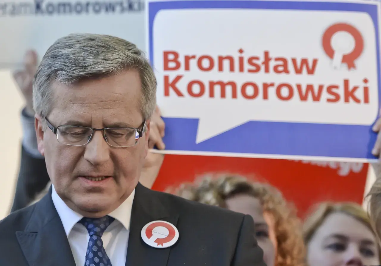 Bronisław Komorowski z plakietką i transparentem. Fani spekulują, dlaczego wraca do polityki.