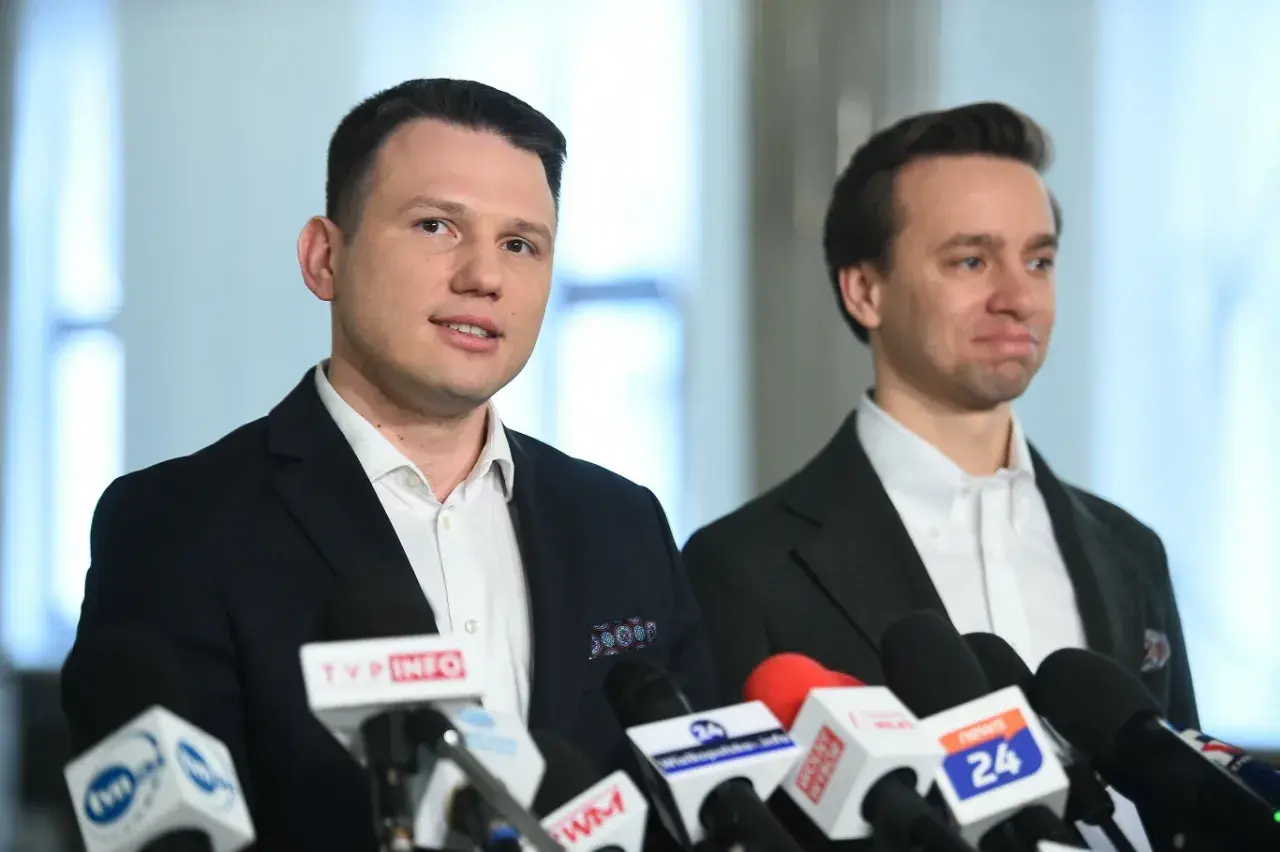 Dwóch polityków przed mikrofonami mediów. Czy to oni stoją za ukrytymi przyczynami wysokiego poparcia Konfederacji w sondażach z lutego 2026?