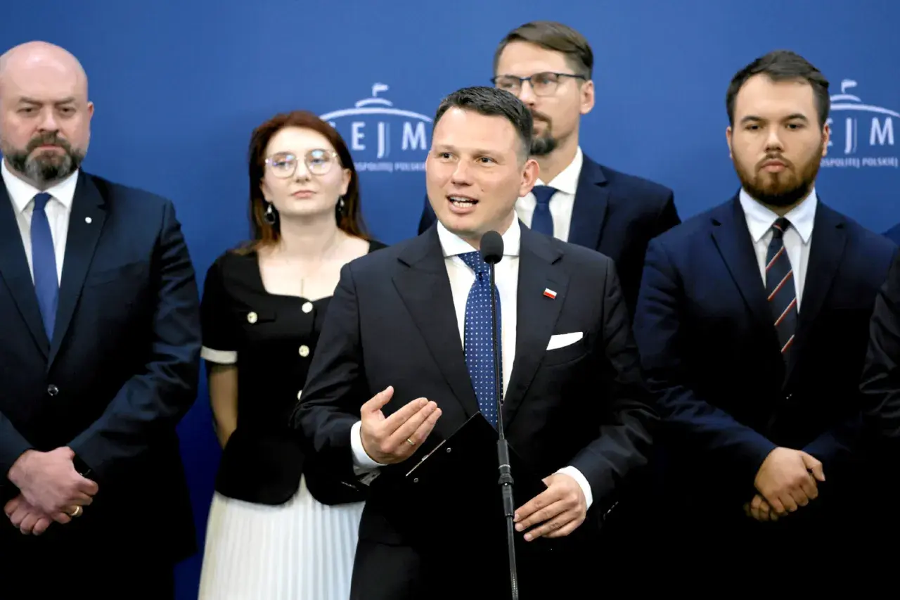 Konfederacja i europejscy eurosceptycy: prawdziwa historia współpracy. Politycy w garniturach na tle niebieskiej ściany.
