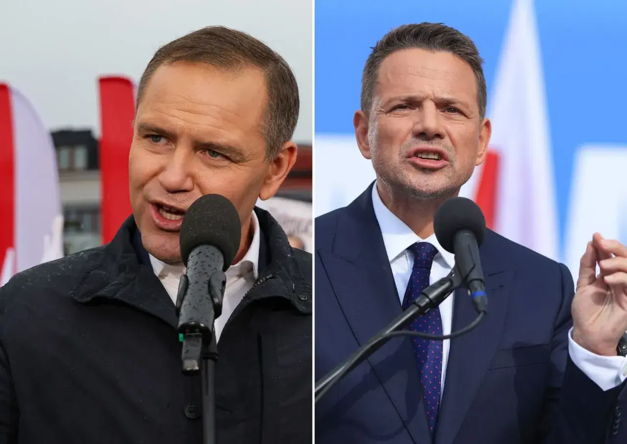 Dwaj mężczyźni w garniturach przemawiający do mikrofonów na tle flag.