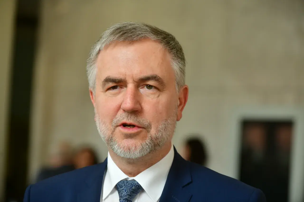 Marszałek Marek Woźniak, z siwiejącą brodą i w granatowym garniturze, mówi o tym, dlaczego marszałek Marek Woźniak unika konkursów na dyrektorów teatrów w Wielkopolsce.