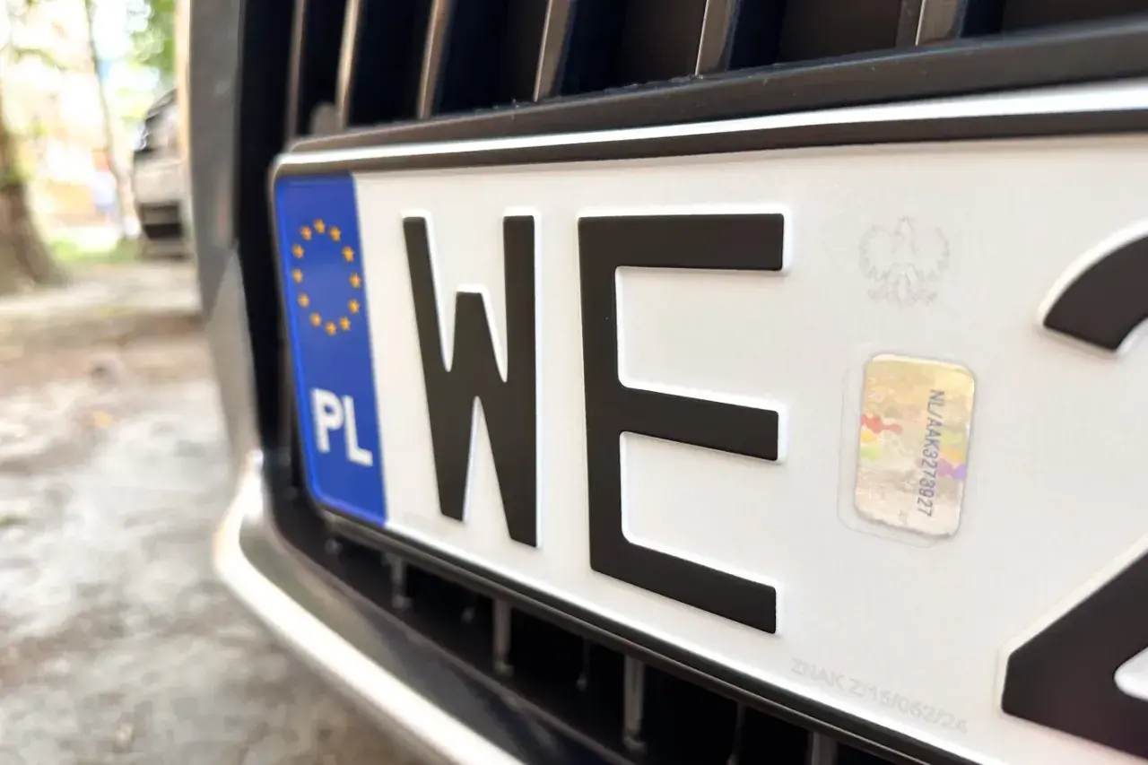 Zbliżenie na polską tablicę rejestracyjną. Kierowcy zastanawiają się, dlaczego rząd planuje trzykrotne podwyżki opłat dla kierowców w 2026 roku.
