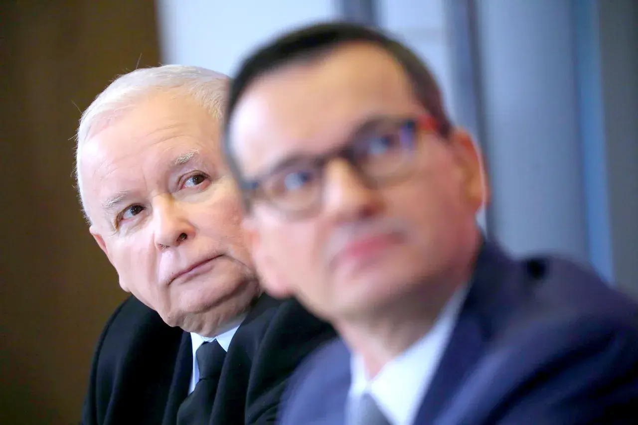 Jarosław Kaczyński z uwagą słucha, zastanawiając się, dlaczego sprawa wiceprezesa trafiła do komisji etyki.