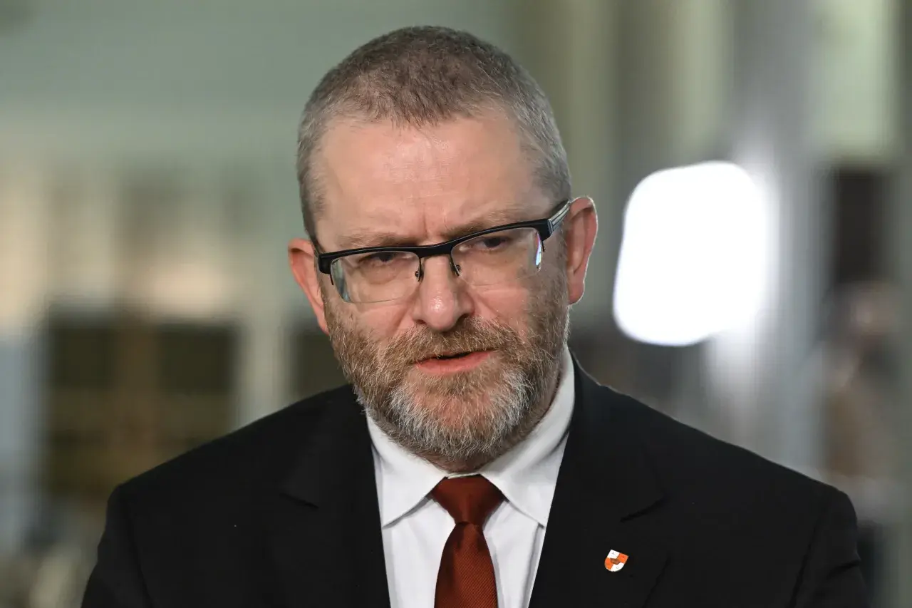 Grzegorz Braun w okularach i garniturze, z brodą. Czy to prawda o rzekomym konflikcie z kierownictwem Rady Liderów?