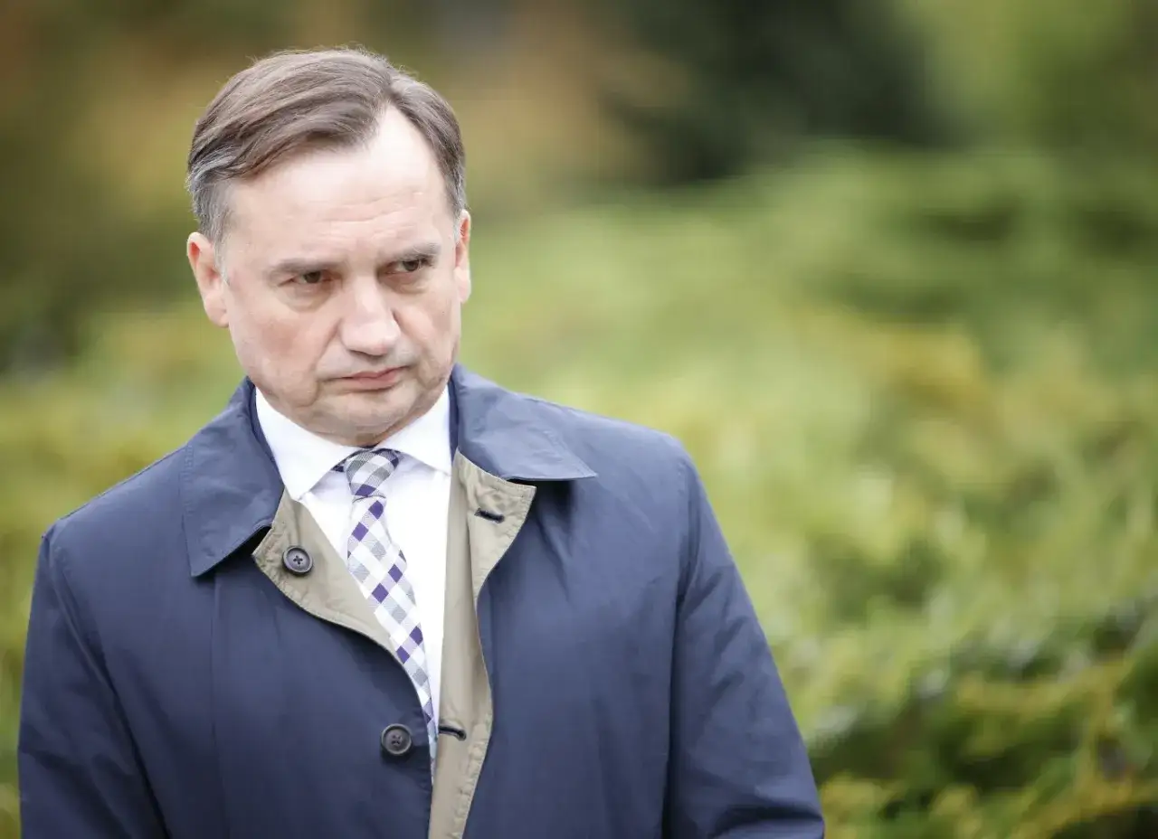 Mężczyzna w płaszczu i krawacie, zamyślony. Czy to właśnie powód, dlaczego rzecznicy PiS unikają odpowiedzi na pytania o relacje z Suwerenną Polską?