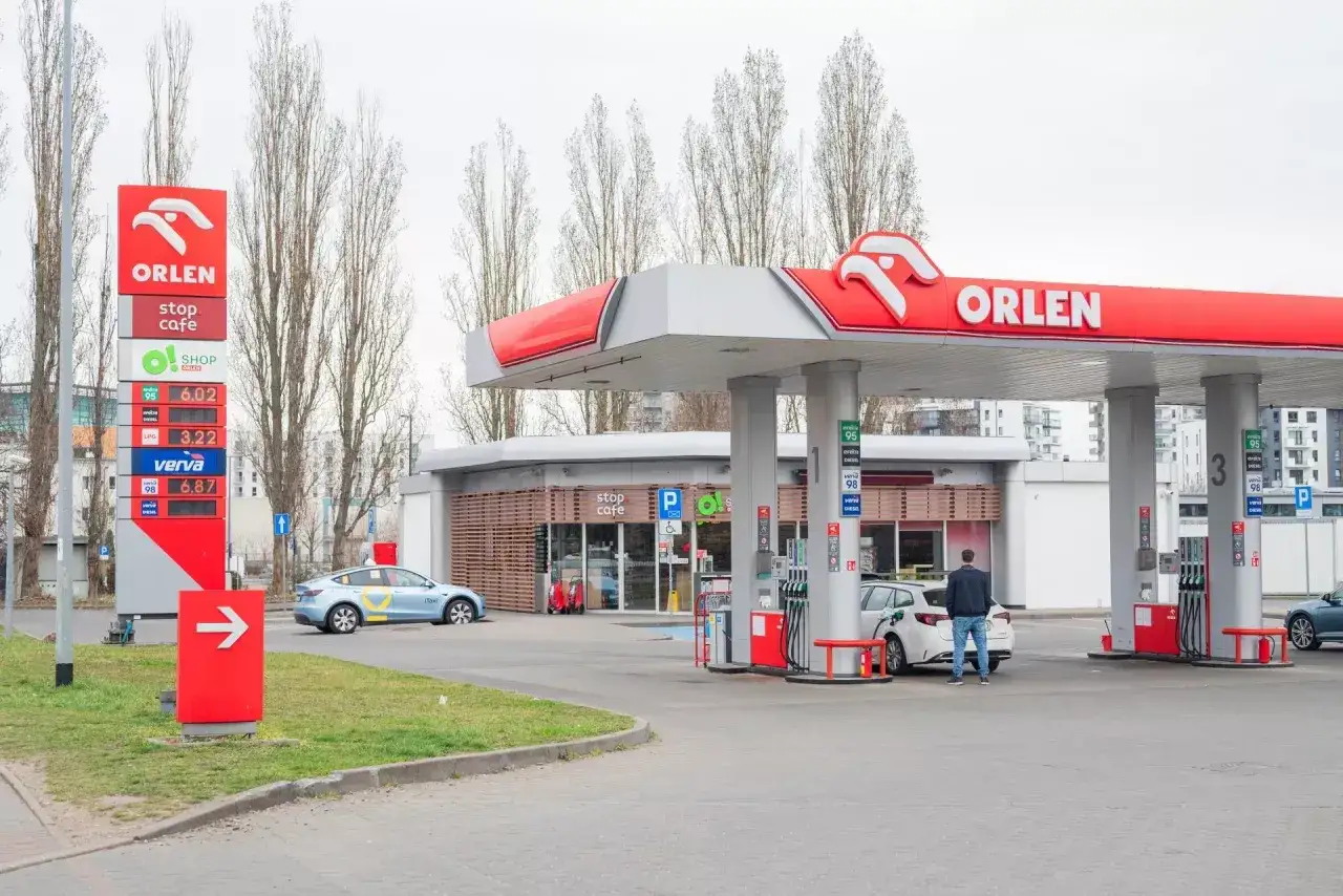 Stacja Orlen z cennikiem paliw. Czy to prawdziwe powody wprowadzenia zakazu sprzedaży alkoholu na stacjach paliw?