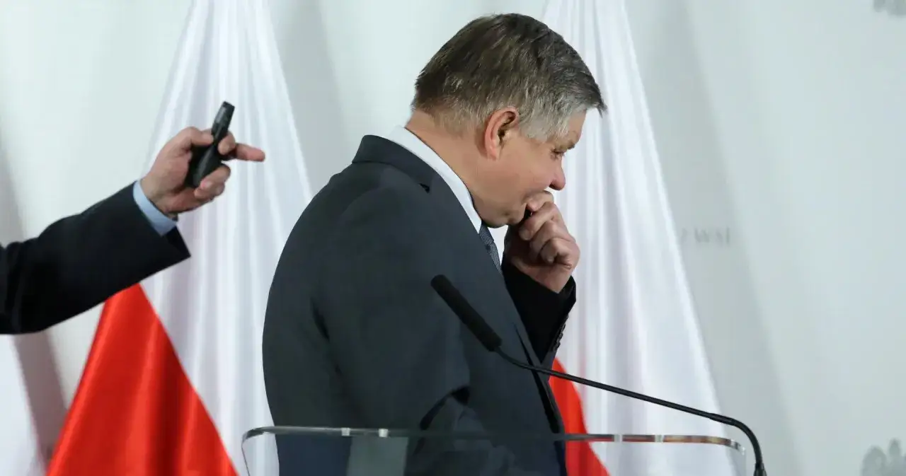 Krzysztof Jurgiel zamyślony przy mikrofonie, być może to prawdziwe powody dymisji Krzysztofa Jurgiela z Ministerstwa Rolnictwa.