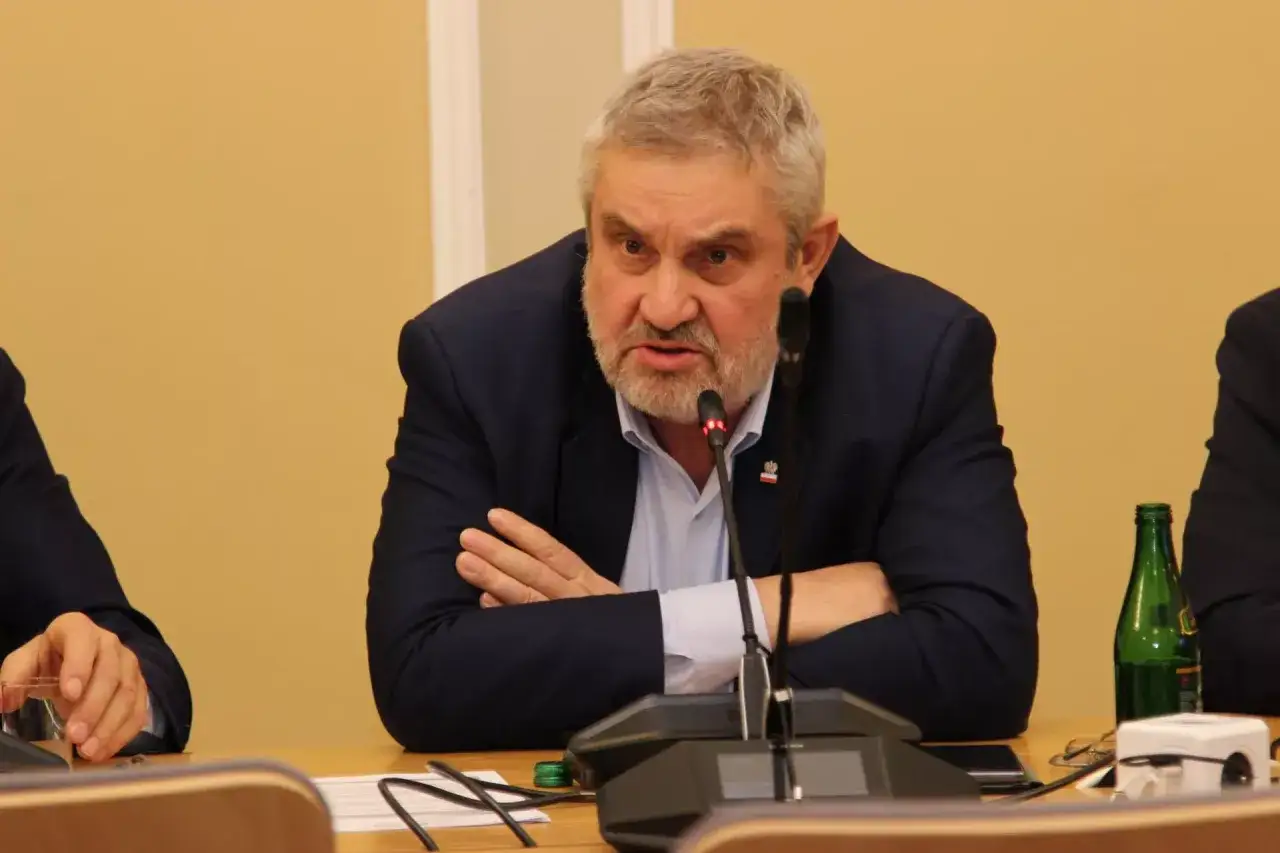 Były minister rolnictwa, z siwą brodą, przemawia przy mikrofonie. Czy prawda o zarzutach prokuratorskich dla byłego ministra rolnictwa w 2025 roku wyjdzie na jaw?