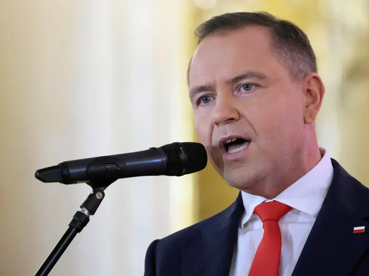 Poseł PiS przemawia do mikrofonu, omawiając szczegóły projektu ustawy o 