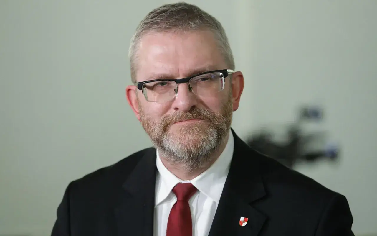 Grzegorz Braun w garniturze i krawacie, z brodą i okularami. Czy to prawda o rzekomym konflikcie Grzegorza Brauna z kierownictwem Rady Liderów?