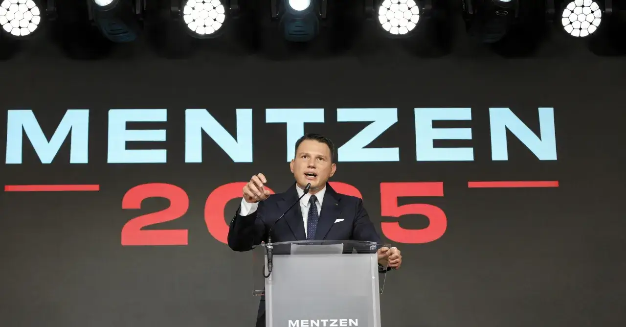 Kto finansuje kampanie wyborcze kandydatów startujących na urząd prezydenta w 2026 roku? Kandydat przemawia na tle hasła