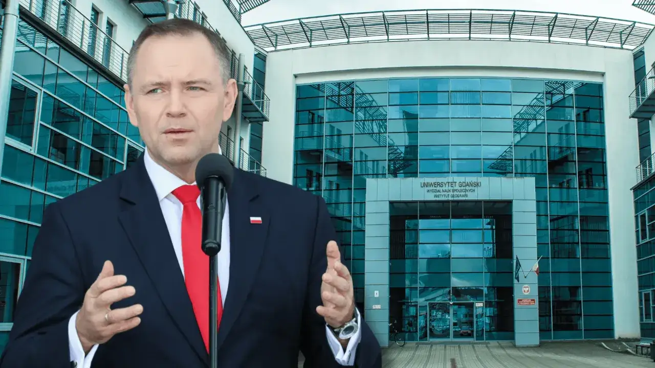 Karol Nawrocki przemawia przed budynkiem Uniwersytetu Gdańskiego.