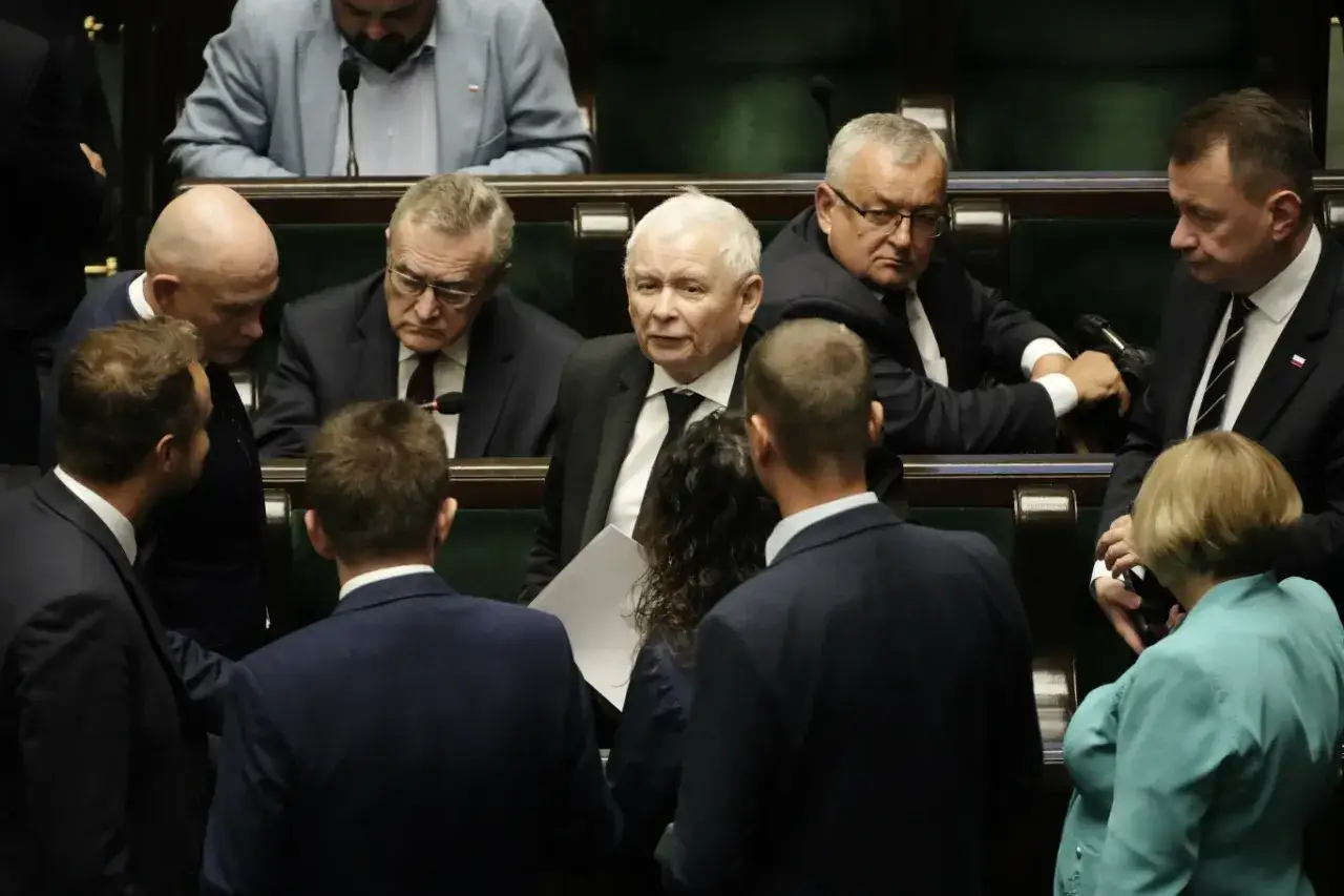 Jarosław Kaczyński otoczony przez polityków. Kto z otoczenia Jarosława Kaczyńskiego ma największy wpływ na jego decyzje?