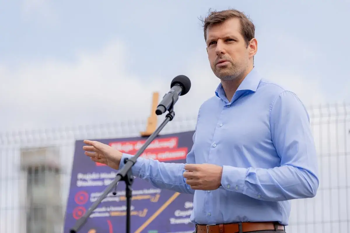 Tobiasz Bocheński przemawia przy mikrofonie, wyjaśniając, dlaczego jest promowany na nową twarz polskiej prawicy.