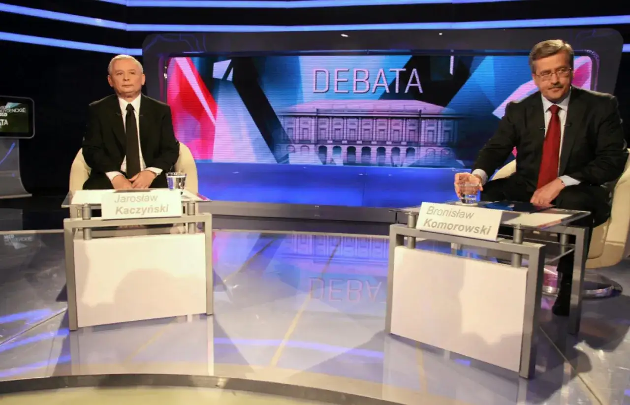 Jarosław Kaczyński i Bronisław Komorowski podczas debaty. Spekulacje o powrocie Komorowskiego do polityki trwają.