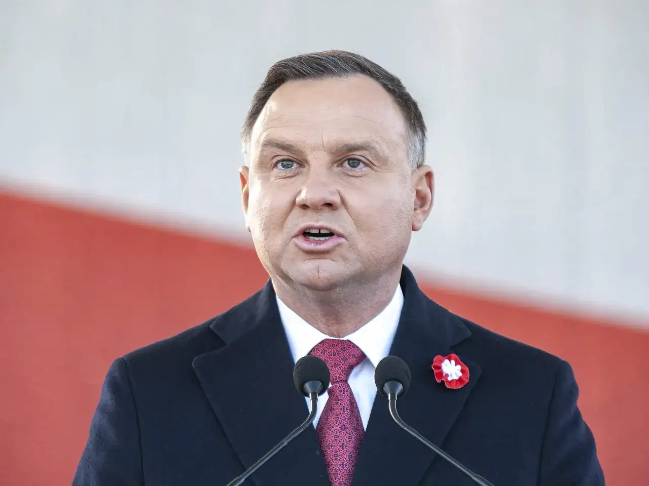 Andrzej Duda przemawia, zapowiadając serię wet do ustaw budżetowych.