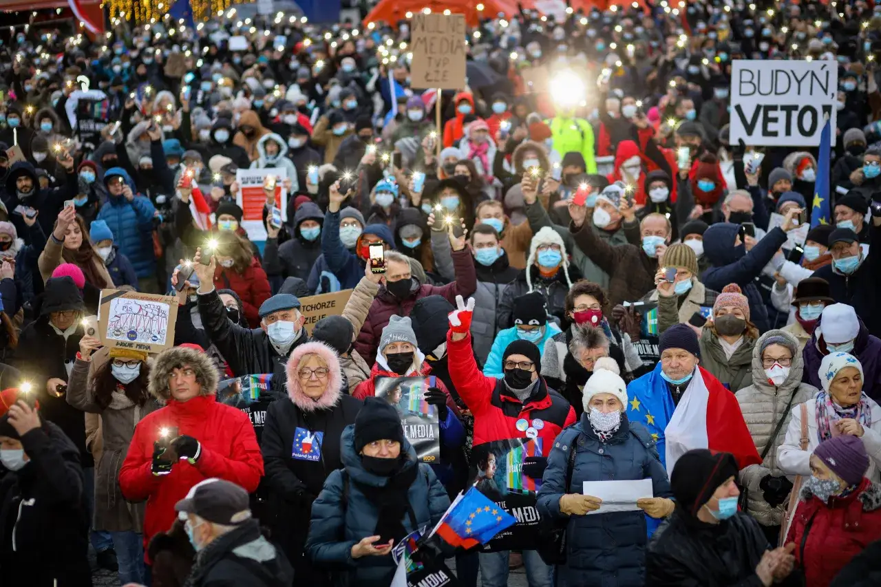 Tłum protestuje przeciwko nowej ustawie o mediach, obawiając się pozbawienia koncesji prywatnych nadawców.