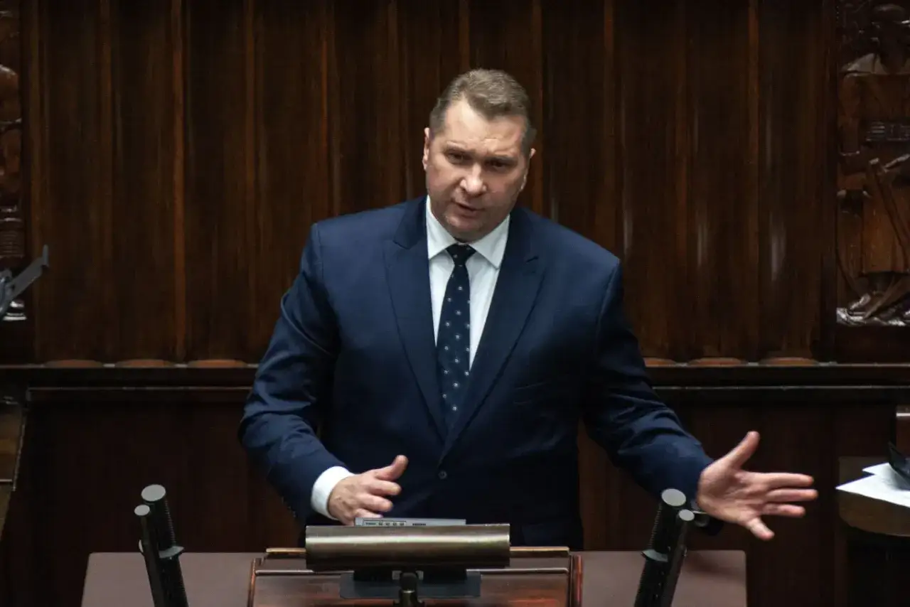 Przemysław Czarnek przemawia, a jego gestykulacja i wyraz twarzy sugerują, dlaczego budzi takie emocje wewnątrz własnego ugrupowania.