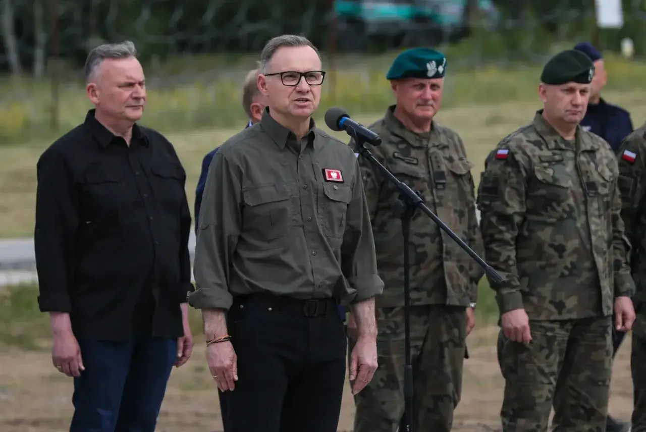 Prezydent Duda przemawia, otoczony żołnierzami. Czy to prawda o rzekomym pakcie Andrzeja Dudy z Donaldem Tuskiem w sprawie obronności?
