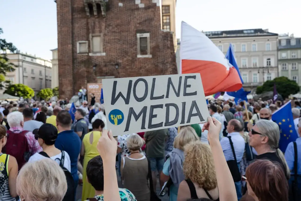 Protestujący trzymają transparent