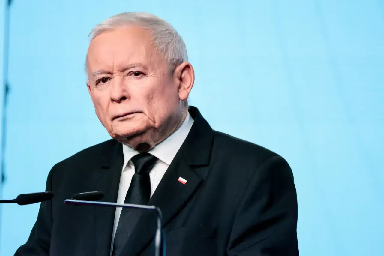 Jarosław Kaczyński w garniturze, z polską flagą na klapie. Czy to symbol unikania odpowiedzi na pytania o relacje z Suwerenną Polską?