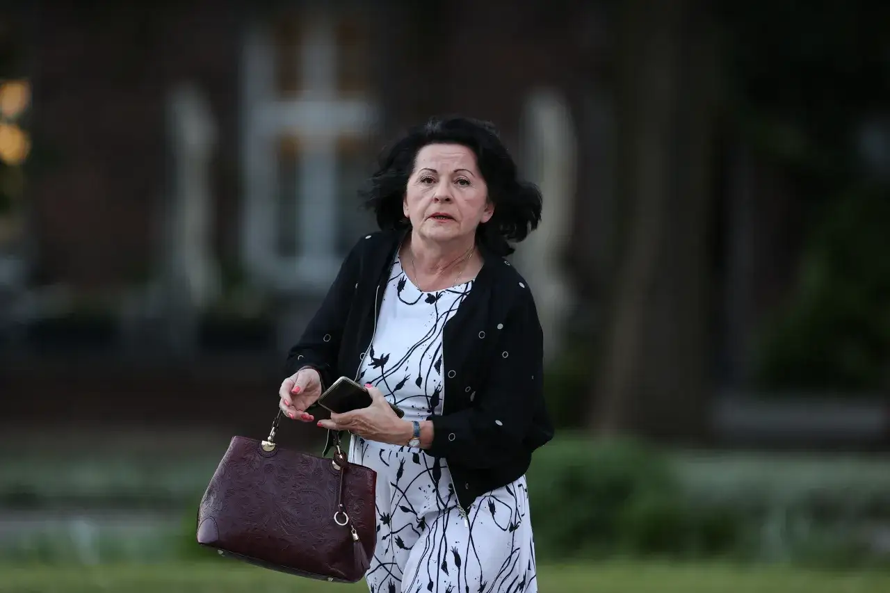 Posłanka PiS z torebką, w tle budynek. Czy to ukryty majątek w nieruchomościach?