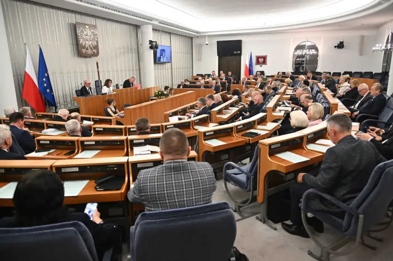 Posłowie w sali sejmowej dyskutują, dlaczego prezydent zapowiada veto wobec ustawy o wyborze sędziów do KRS.