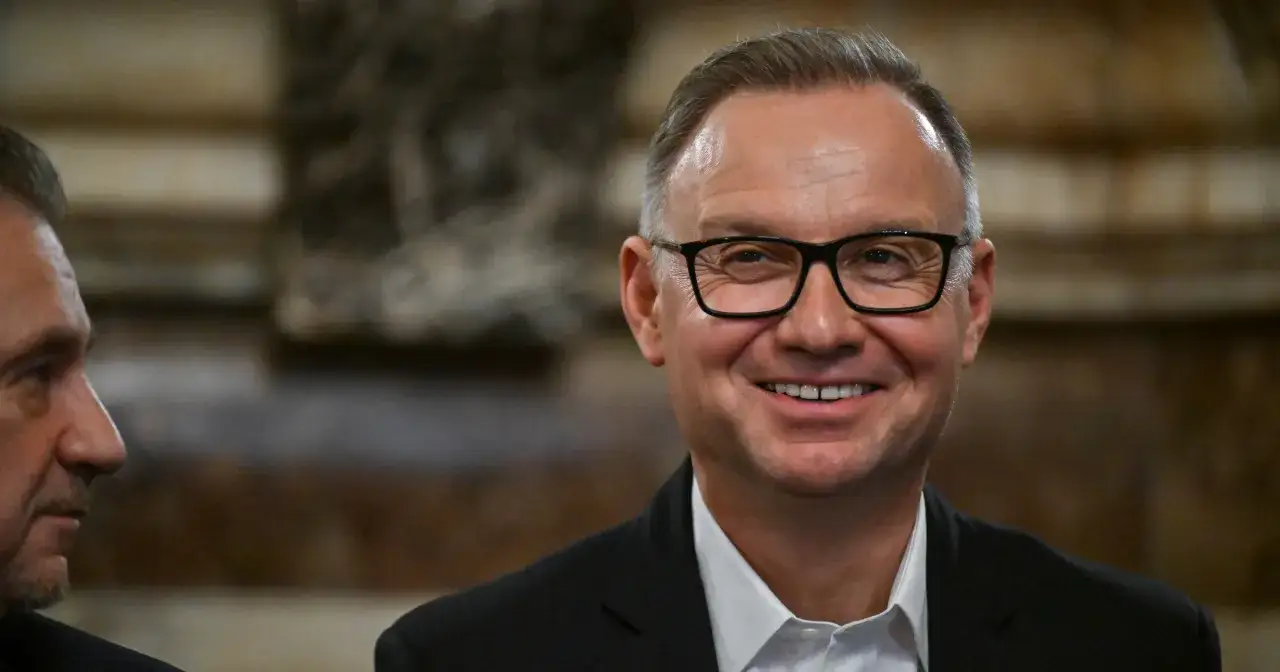 Uśmiechnięty Andrzej Duda w okularach. Czy otrzyma specjalną odprawę finansową po zakończeniu pełnienia urzędu?