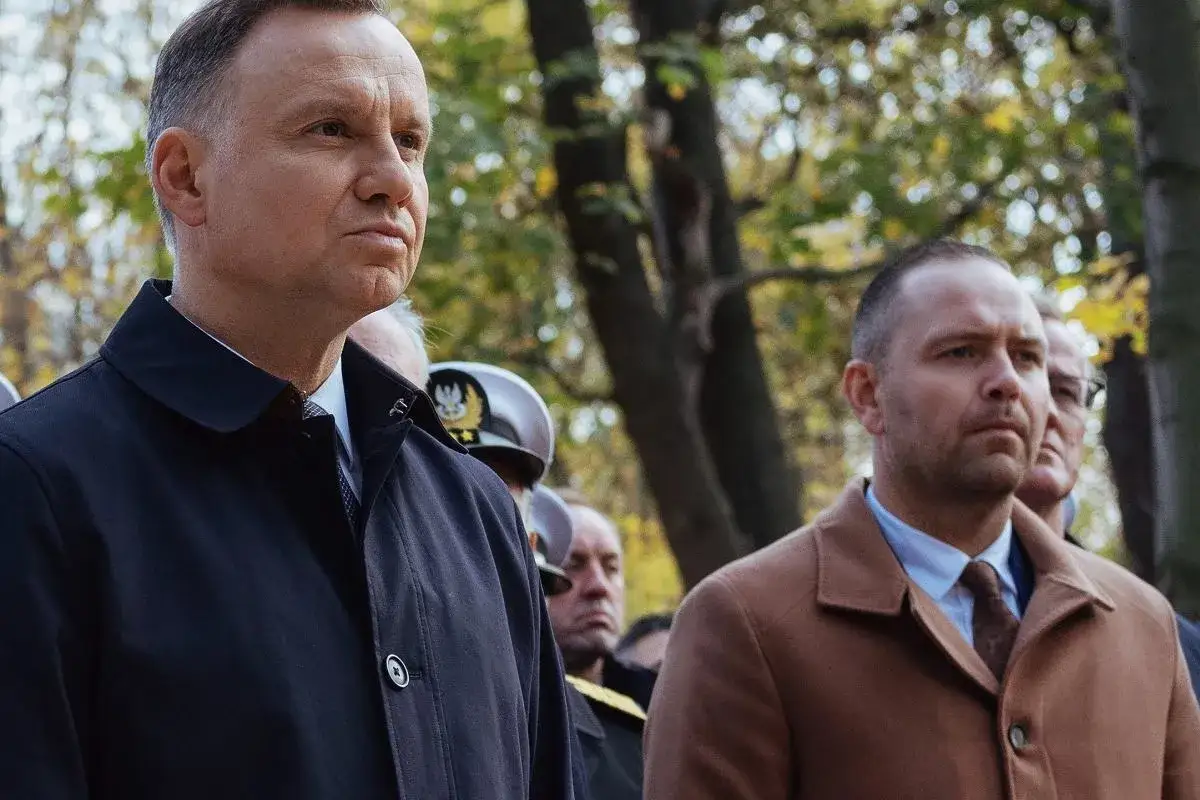 Prezydent Andrzej Duda i Karol Nawrocki podczas uroczystości. Czy wybór Karola Nawrockiego na kandydata był konsultowany z Andrzejem Dudą?