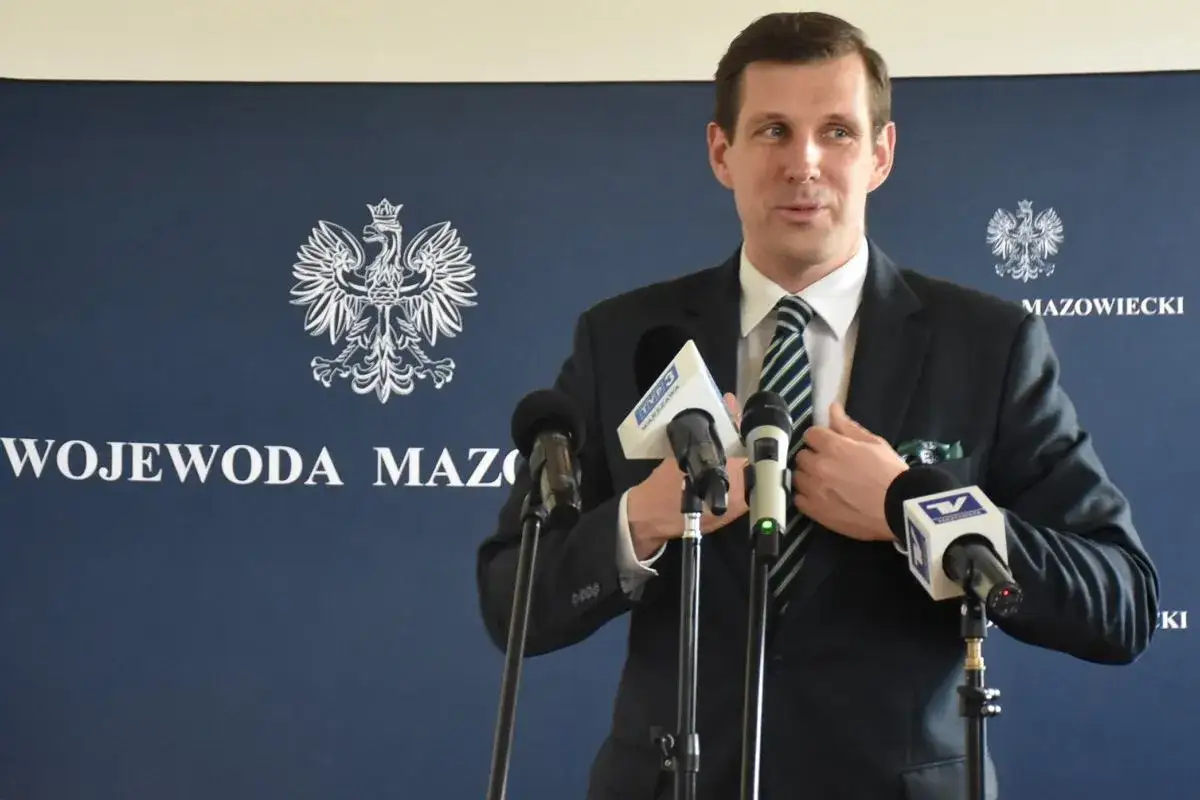 Tobiasz Bocheński, nowa twarz polskiej prawicy, przemawia do mediów.