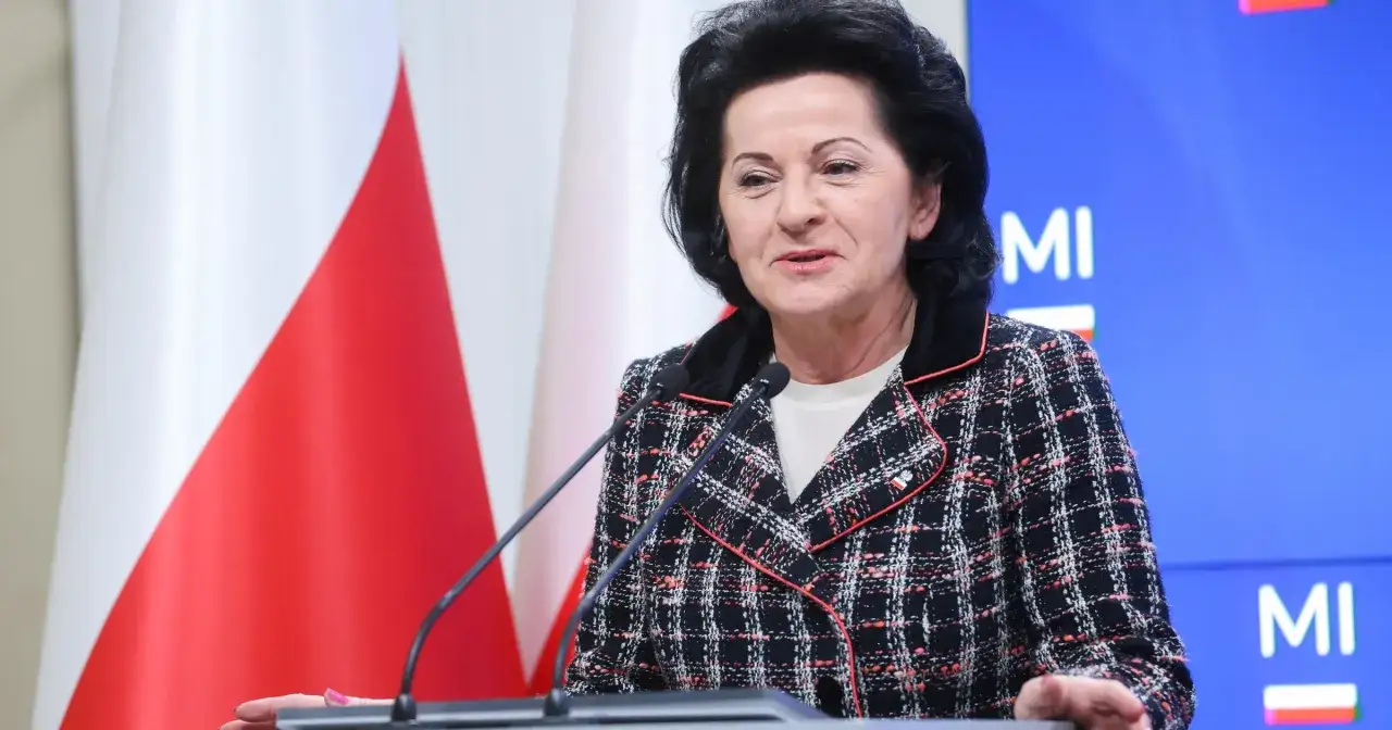 Posłanka PiS przy mikrofonach. Czy za tym wizerunkiem kryje się ukryty majątek w nieruchomościach?