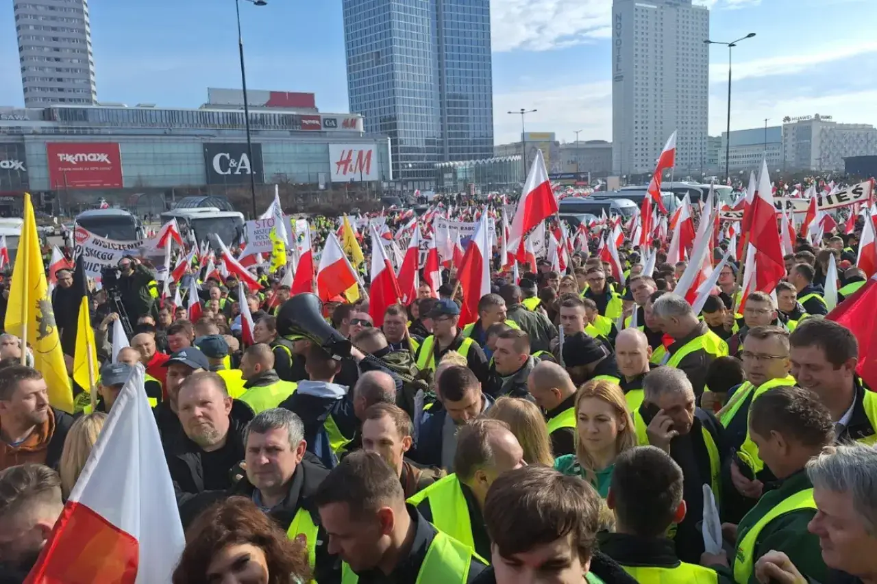 Tłum protestujących rolników z polskimi flagami. Fani polityki spekulują o dymisji ministra rolnictwa przed marcem 2026.