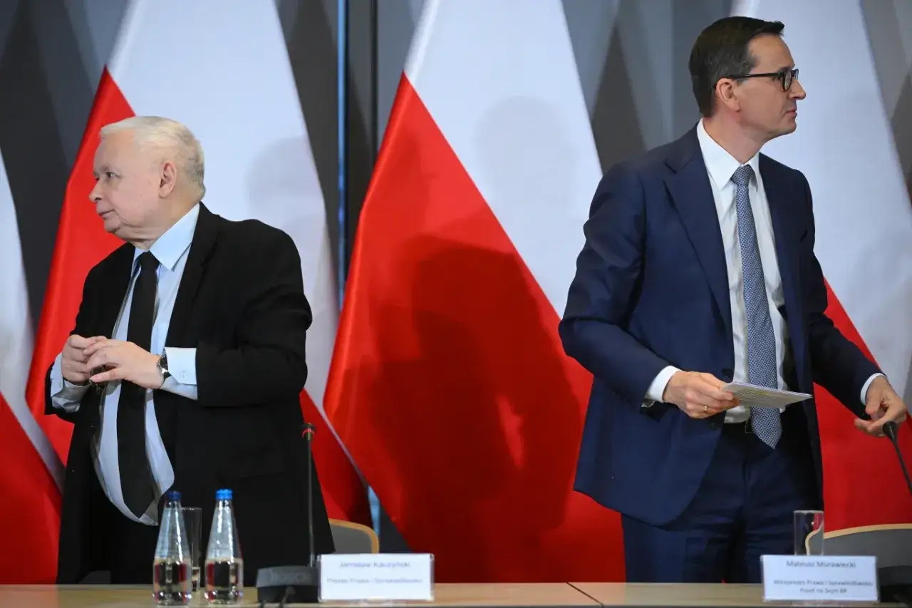 Jarosław Kaczyński i Mateusz Morawiecki na tle flag. Sprawa wiceprezesa trafiła do komisji etyki.