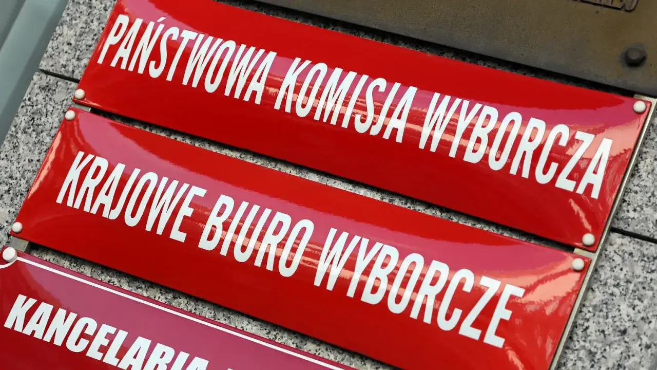 Tablice Państwowej Komisji Wyborczej i Krajowego Biura Wyborczego. Czy PKW ostatecznie uznała podpisy kandydata popieranego przez byłych polityków PiS?