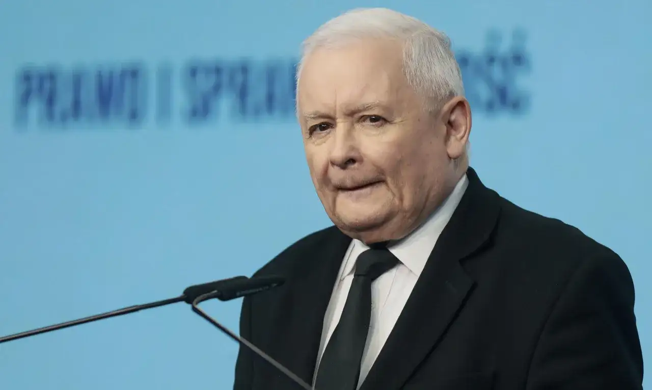 Jarosław Kaczyński przemawia na tle napisu 