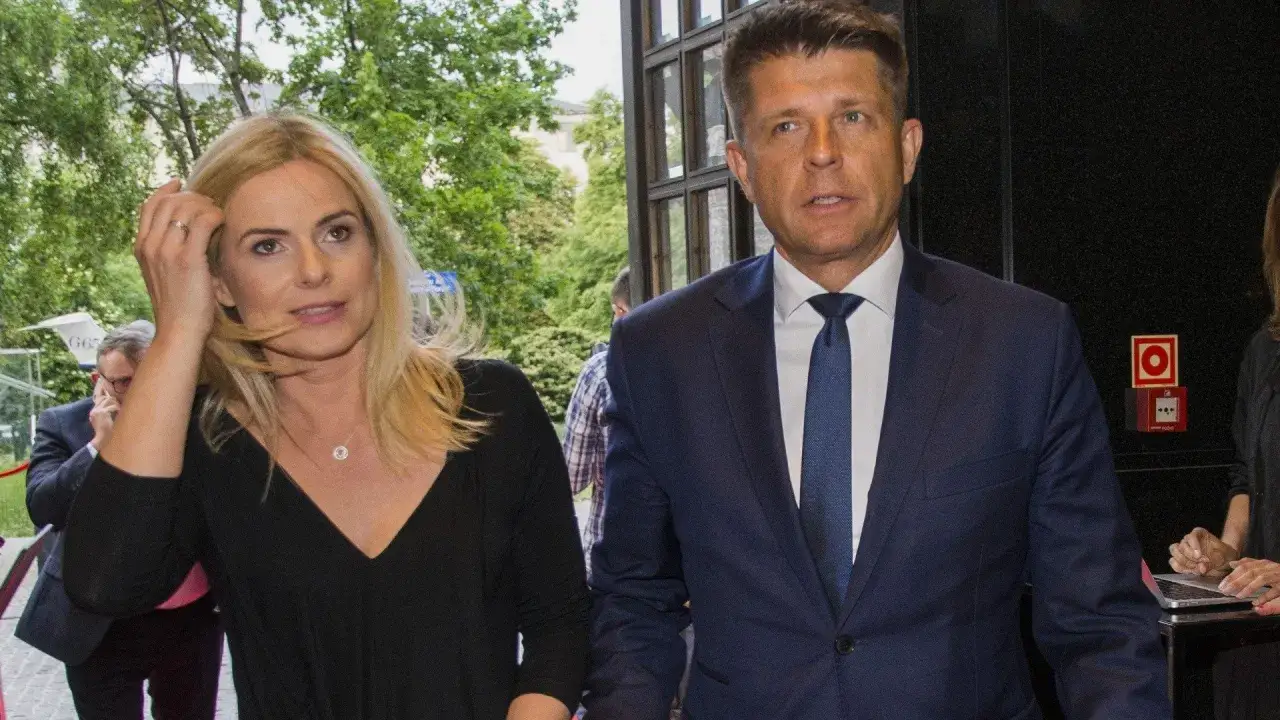 Para, która może być odpowiedzią na pytanie: czy Ryszard Petru ma żonę. Kobieta w czarnej bluzce i mężczyzna w granatowym garniturze.