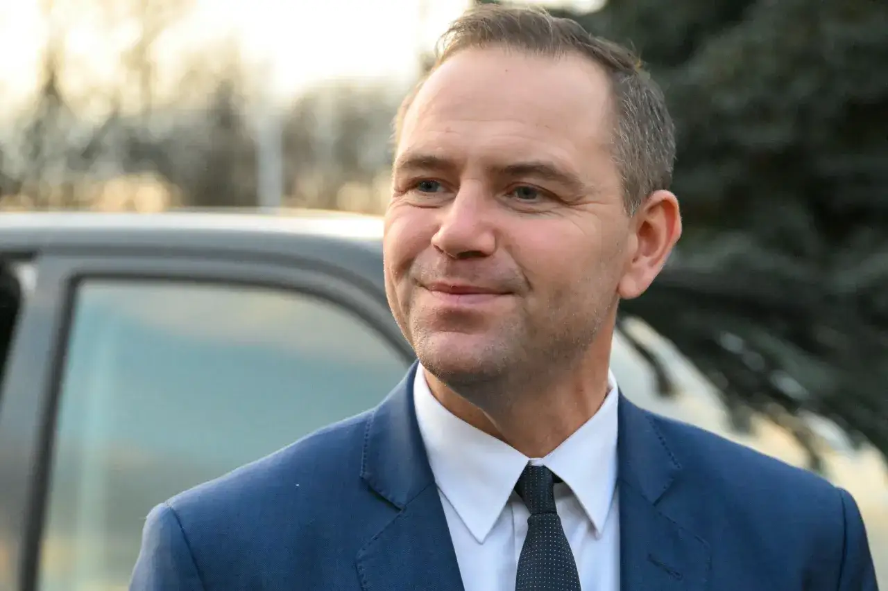 Karol Nawrocki, nowy lider sondaży zaufania na prawicy, w granatowym garniturze i krawacie.