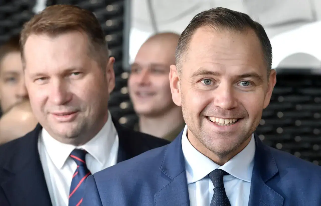 Uśmiechnięty Karol Nawrocki, być może nowy lider sondaży zaufania na prawicy, w garniturze.